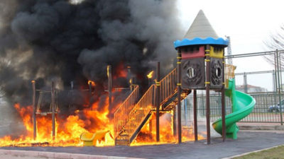 Çocuk parkını benzin döküp yaktılar