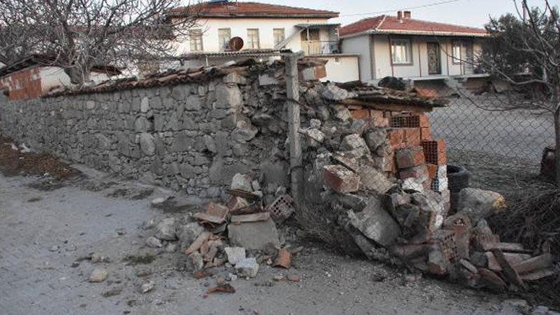 Manisa'nın Akhisar ilçesinde dün meydana gelen 5.4 büyüklüğündeki depremin ardından