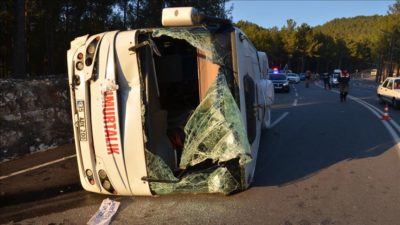 Midibüs ile kamyonet çarpıştı: 26 yaralı