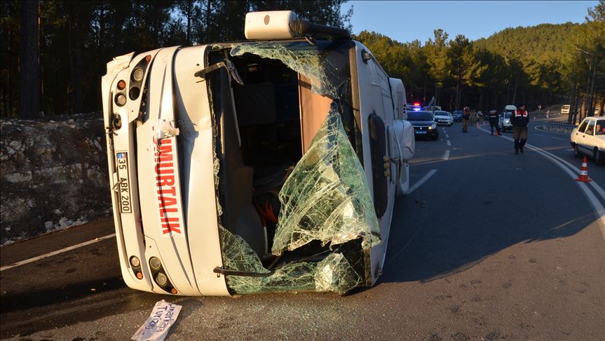 Midibüs ile kamyonet çarpıştı: 26 yaralı