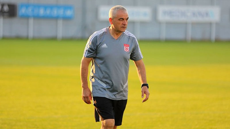  Süper Lig'in lideri Demir Grup Sivasspor'un teknik direktörü Rıza Çalımbay,