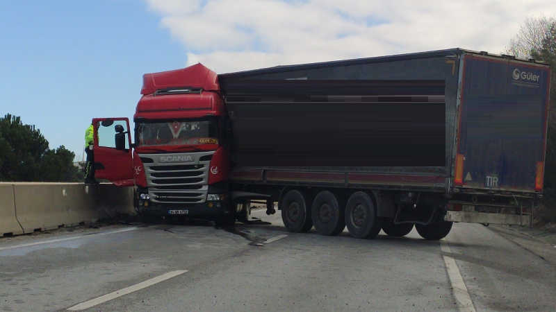 Refüje çarpan TIR yolu kapattı, trafik durdu