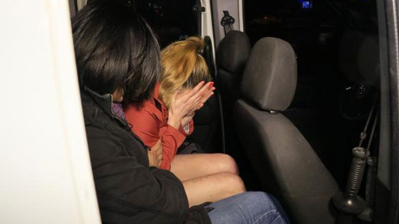 Eski sevgilisinin dükkanına gelip ortalığı birbirine kattı