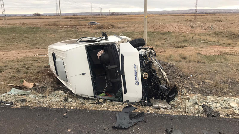 İşçi servisiyle otomobil çarpıştı: 16 yaralı