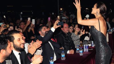 Hayranları Hülya Avşar için yarıştı