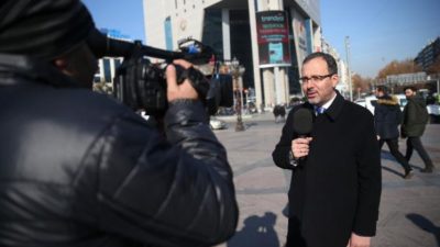 Bakan eline mikrofonu alıp…