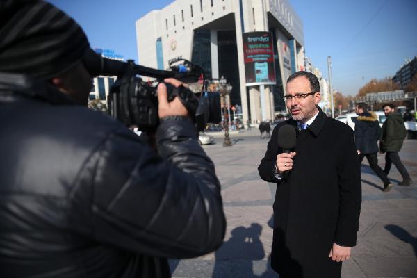 Bakan eline mikrofonu alıp…