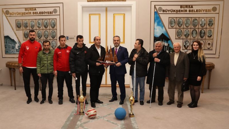 Şampiyonluk kupası Aktaş’a geldi Bursa Büyükşehir Belediye Başkanı Alinur Aktaş, Goal Ball Türkiye Şampiyonu