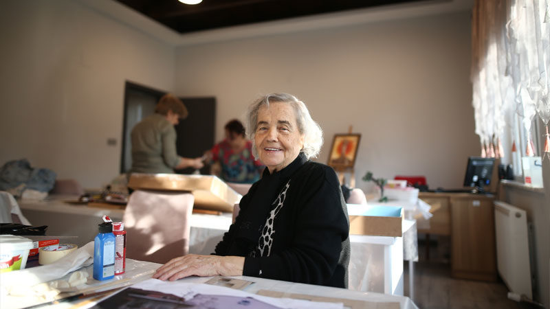 Nilüfer'de 90 yaşındaki bir kadın, kursiyer olarak gittiği eğitim merkezinde
