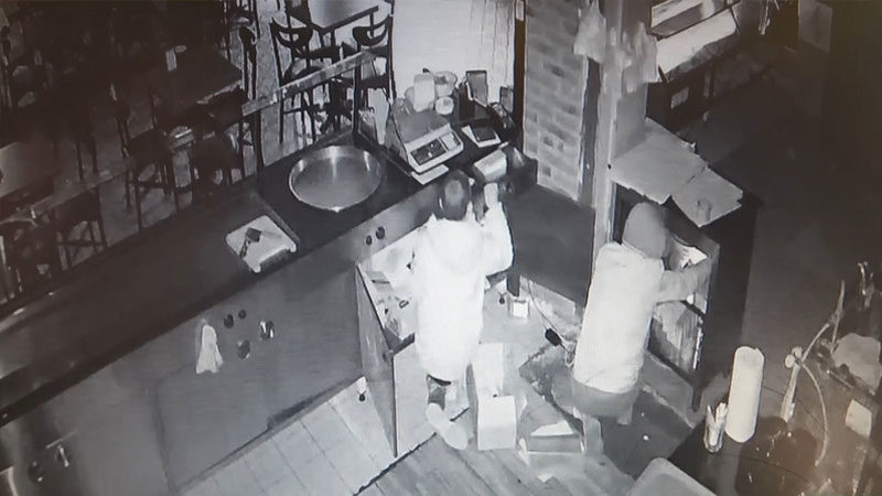 Bursa'nın merkez Osmangazi ilçesinde, 3 şüphelinin hırsızlık için pastaneye girdiği