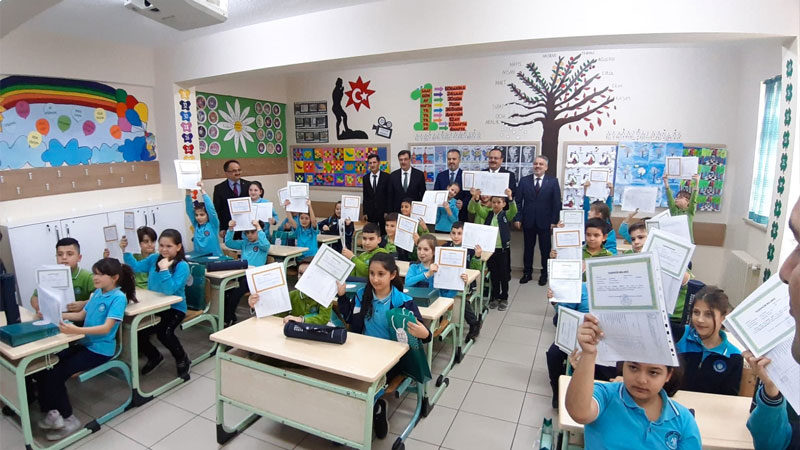 Bursa'da yaklaşık 587 bin öğrenci karne aldı. 16 günlük aranın