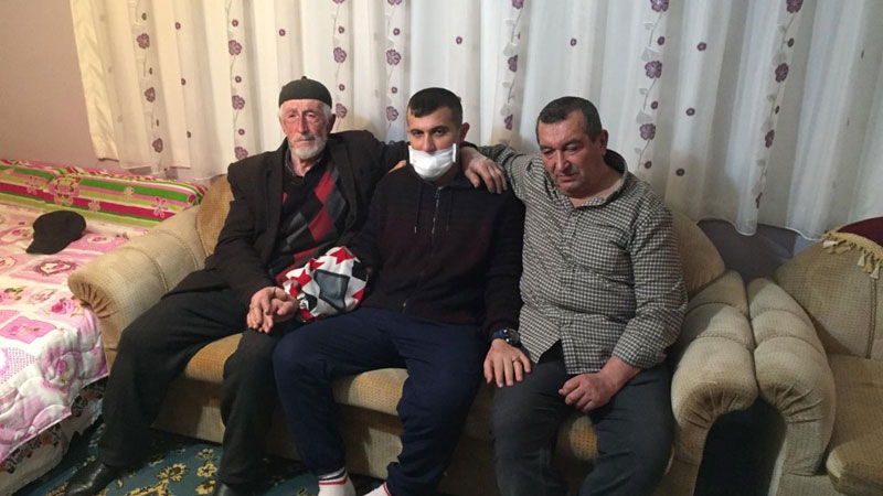 Barış Pınarı Harekatı gazisi Bursa’daki babaevinde dualarla karşılandı