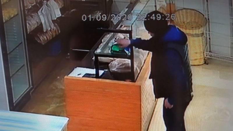 Fırındaki hırsızlık kamerada Bursa'da bir iş yerinden sadaka kutusu çalan şüpheli gözaltına alındı.