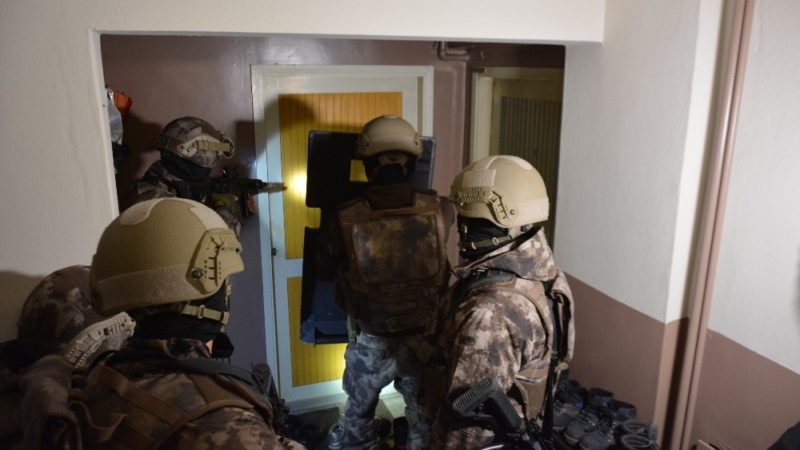 Dev operasyonda 22 tutuklama Bursa'da, uyuşturucu tacirlerine yönelik, Çevik Kuvvet ve Özel Harekat polislerinin