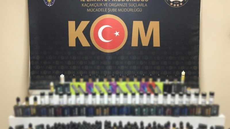 Bursa’da şüpheli araçtan yüzlerce kaçak ürün ele geçirildi Bursa İl Emniyet Müdürlüğü Kaçakçılık ve Organize Suçlarla Mücadele Şube