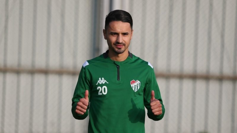 Bursaspor’da Musa Araz ile yollar ayrıldı Bursaspor’da sezon başında Konyaspor’dan kiralanan ve bekleneni veremeyen Musa Araz’ın