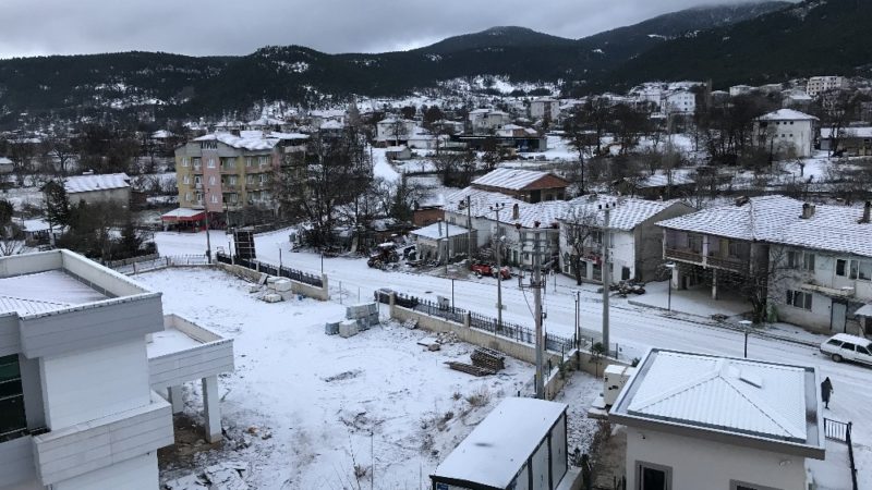 Büyükorhan beyaza büründü Bursa’nın Büyükorhan ilçesinde vatandaşlar güne kar sürpriziyle uyandı.