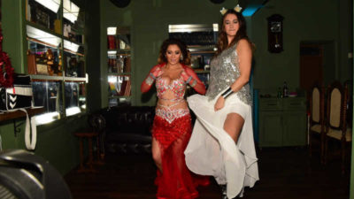 Yeni yaşını göbek atarak kutladı