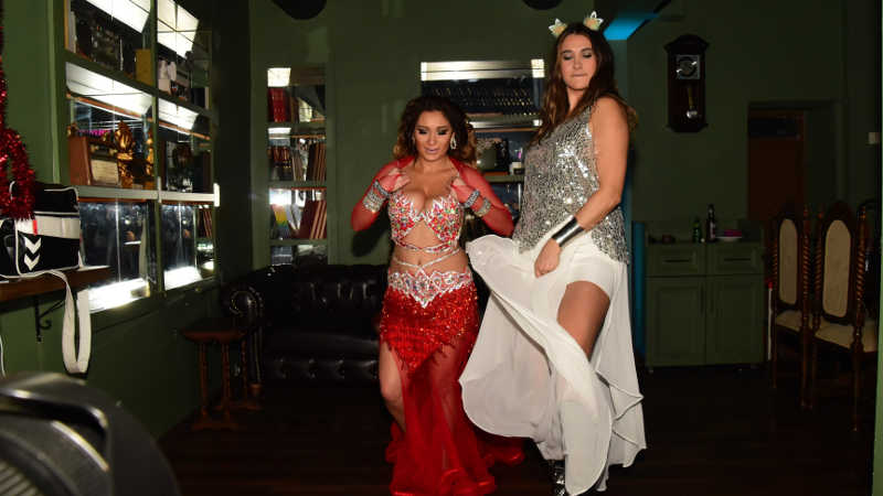 Yeni yaşını göbek atarak kutladı