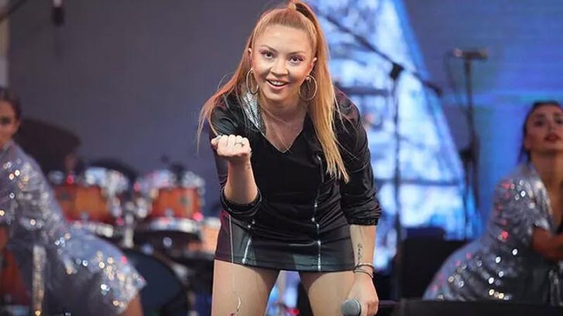 Ece Seçkin’den küvet pozu!