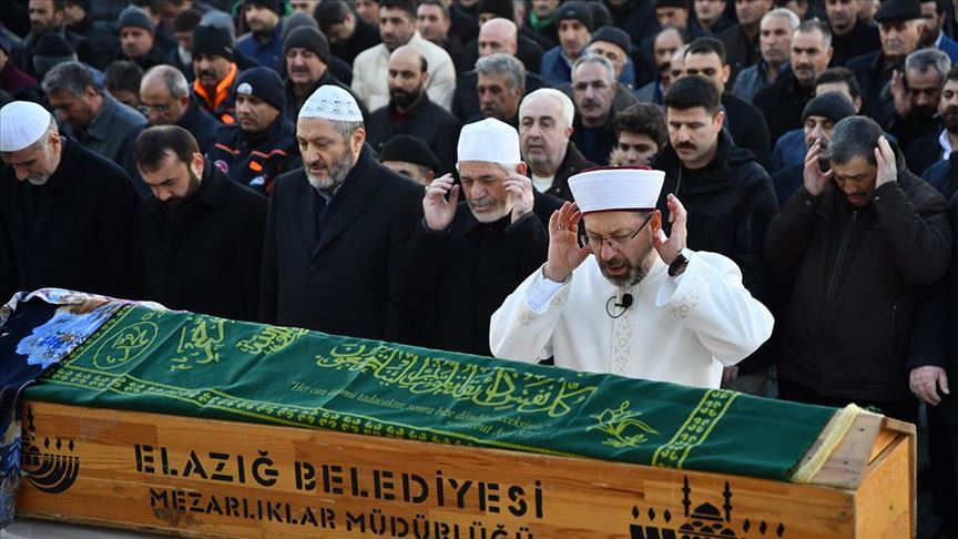 Depremde hayatını kaybeden anne ve oğluna hüzünlü veda