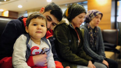 Enkaz altında annesinin emzirmesiyle hayata tutundu