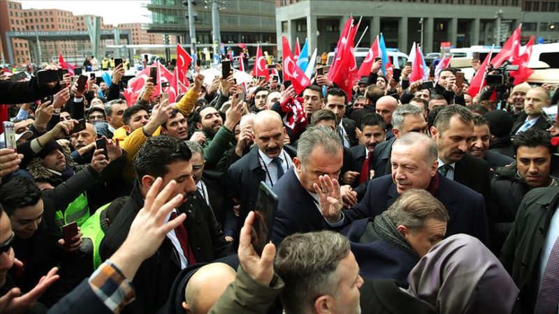 Cumhurbaşkanı Erdoğan'a Berlin'de konaklayacağı otele gelişinde Almanya'da yaşayan Türkler tarafından