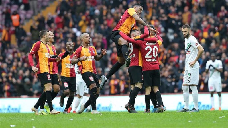 Galatasaray ikinci yarıya galibiyetle başladı Galatasaray, Süper Lig'in 18. haftasında Yukatel Denizlispor'u 2-1 yenerek sezonunun