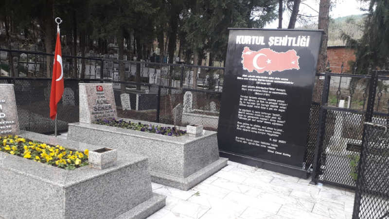 Gemlik Belediyesi Park ve Bahçeler Müdürlüğü ekipleri ilçede bulunan şehitlikleri