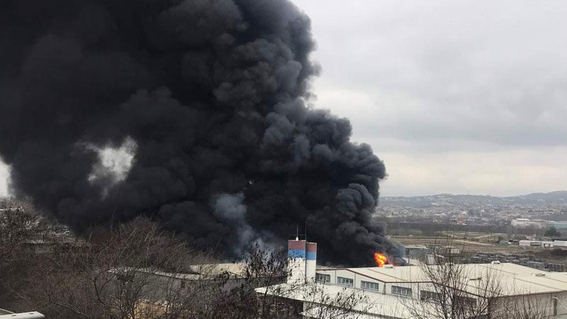 Bursa’da bir geri dönüşüm fabrikasında çıkan yangın korku dolu anlar