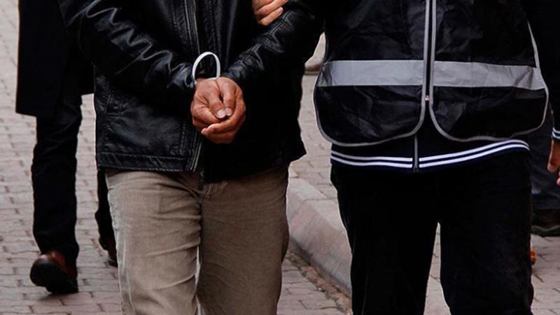 Bursa’da silah kaçakçılığı operasyonu: 20 gözaltı Bursa'nın Gemlik ilçesinde silah kaçakçılığı yaptıkları iddiasıyla 20 şüpheli gözaltına