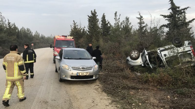 Hafif ticari araç takla attı: Yaralılar var… Bursa’da yağmurlu havada hafif ticari aracın takla atması sonucunda 3