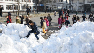 İnegöl Belediyesi öğrenciler için kamyonla kar getirdi