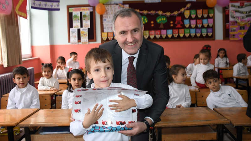 Protokol Öğrencilerin Karne Heyecanına Ortak Oldu