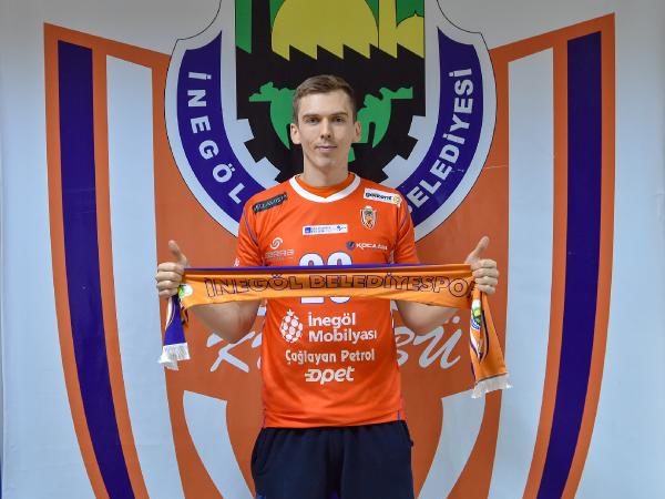 AXA Sigorta Efeler Ligi ekiplerinden İnegöl Belediyespor, Arhavi Voleybol takımından