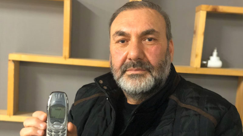 İnegöl'de yaşayan Ziya Keleş, 18 yıldır aynı cep telefonunu kullanıyor.