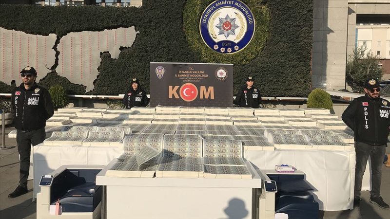 Operasyonda ele geçirildi! Hepsini FETÖ’cülere göndereceklerdi İstanbul'da düzenlenen operasyonda, sahte olduğu belirlenen ve Afrika ile Güney