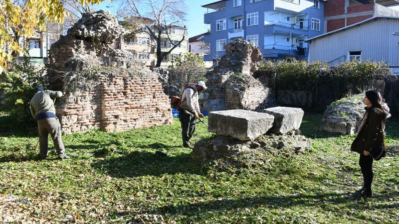 İznik surlarında Bitki temizliği İznik Belediyesi Park Bahçe İşleri ekipleri İznik surlarında restorasyon dışındaki