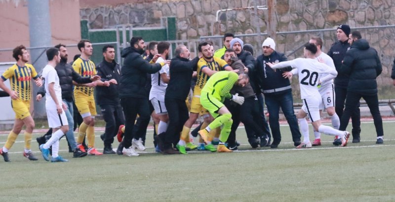 Amatör maçta kavga çıktı! Kaleci ölümden döndü…