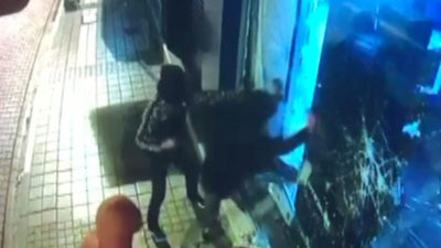 O anlar kamerada! Çalıntı araçla gelip 50 saniyede…