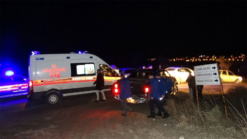 Belediye başkanı ve iki işçi donma tehlikesi geçirdi