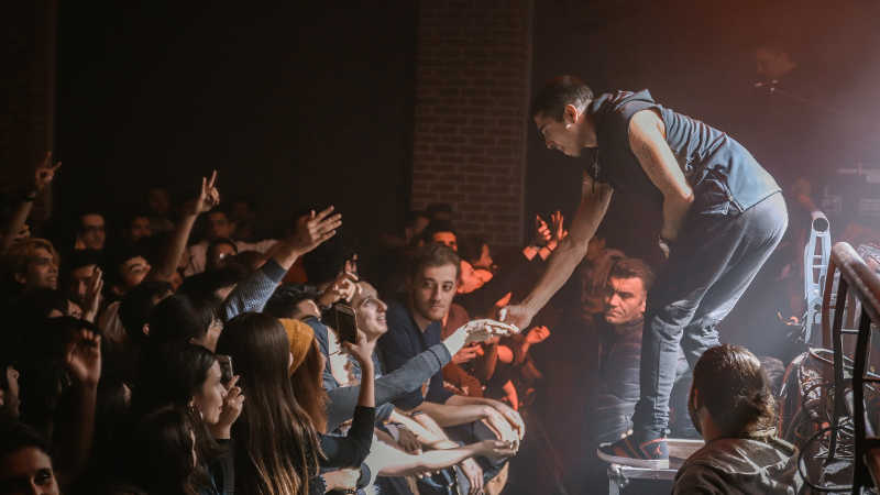 Konser geliri depremzedelere