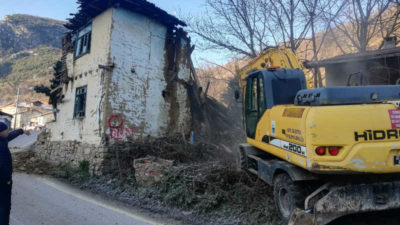 İnegöl’de tehlike saçan metruk binalar yıkıldı