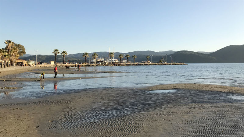 Muğla'nın Ula ilçesindeki Akyaka sahilinde deniz suyu kıyıdan yaklaşık 50