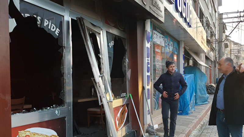 Bursa'nın Orhaneli ilçesindeki bir pidecide çıkan yangında buzdolabı bomba gibi
