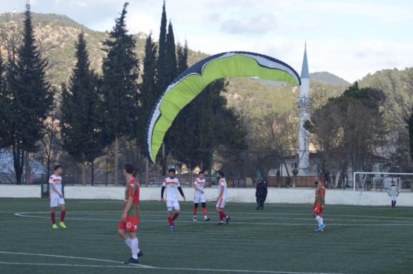 Sahaya paraşütle indi; kırmızı kartı yedi!