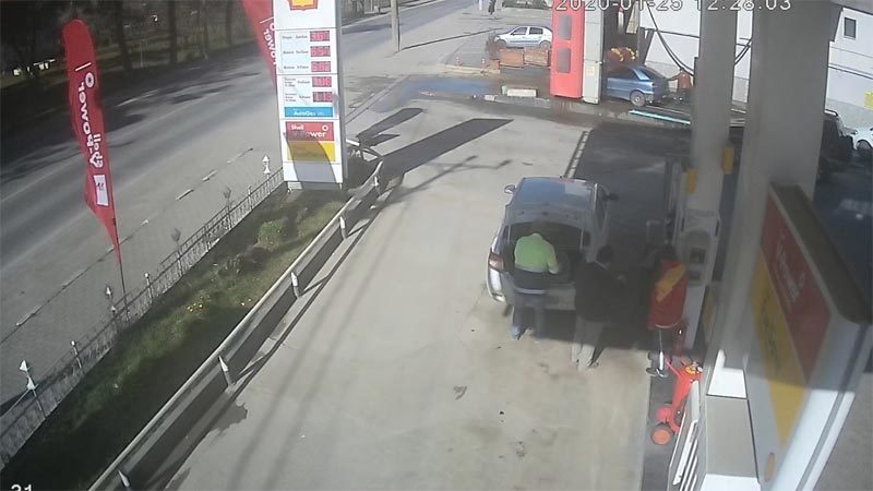 Bursa'da bir benzin istasyonunda otomatik yıkama cihazında temizlenen araç, sürücüsü
