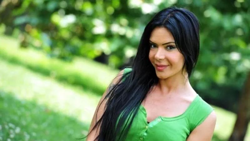 Cinsiyet değiştiren o isimle aşk yaşıyor!