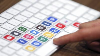 Sanal alemde erkeklerle sohbet etti, tazminattan oldu