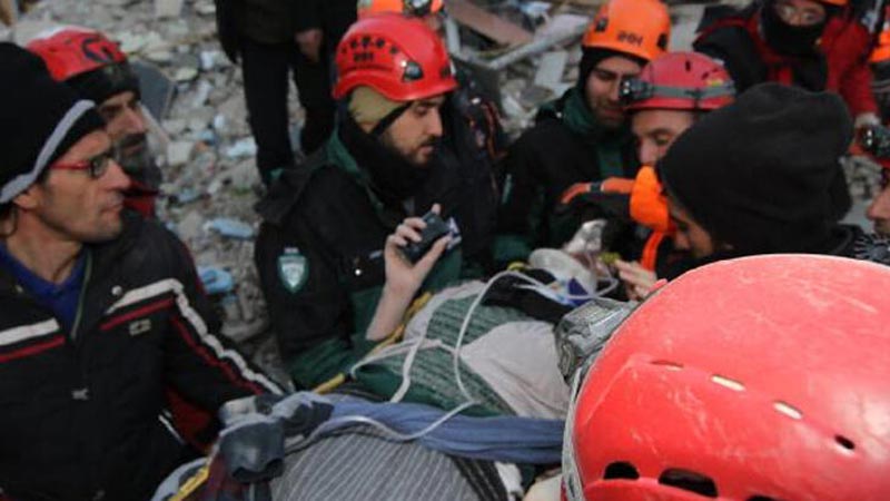 Yerini bildirdiği cep telefonu ile 13 saat sonra enkazdan çıkarıldı